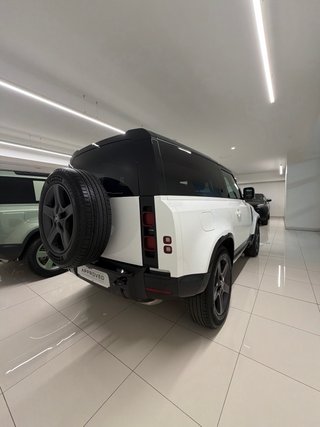 Land Rover Defender 2024