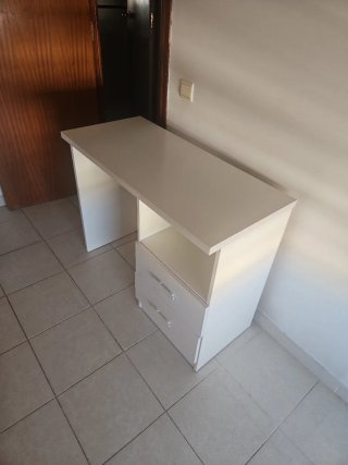 Escritorio blanco con cajones