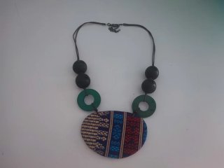 Collar de madera y tela étnica