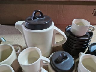 Juego de té de cerámica beige y marrón