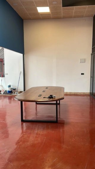 Mesa de reuniones ovalada