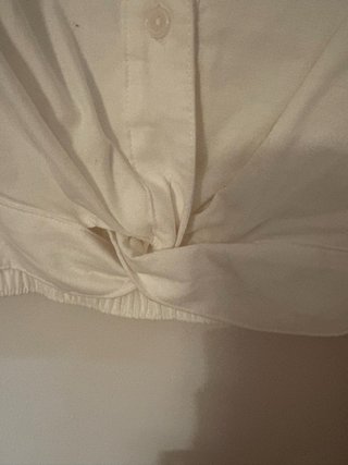 Camisa blanca corta anudada