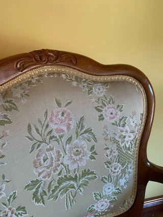 Silla de madera maciza tallada