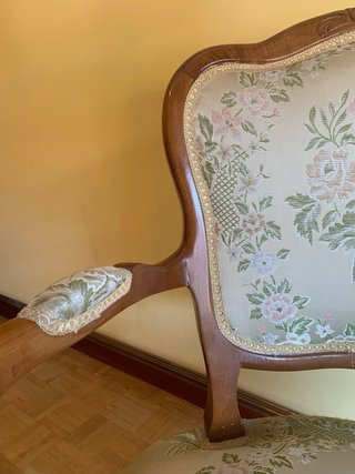 Silla de madera maciza tallada