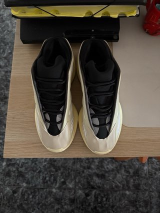 Adidas Yeezy 700 v3 Blanco Beige talla 43