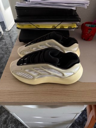 Adidas Yeezy 700 v3 Blanco Beige talla 43