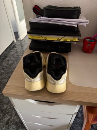 Adidas Yeezy 700 v3 Blanco Beige talla 43