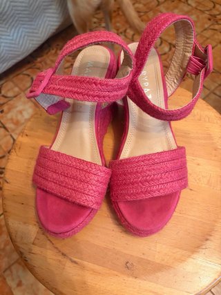 Zapatos de tacón rosa con cuña