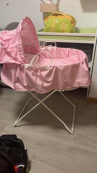 Capazo de mimbre rosa con capota