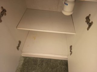 Mueble de baño con espejo y grifo