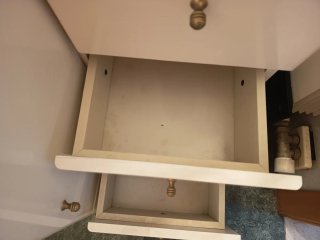 Mueble de baño con espejo y grifo