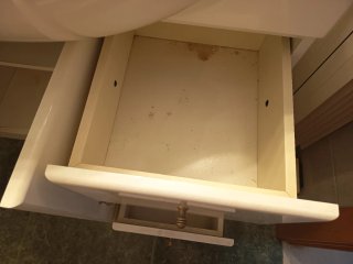 Mueble de baño con espejo y grifo