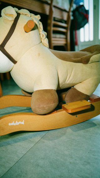 Caballo balancín infantil