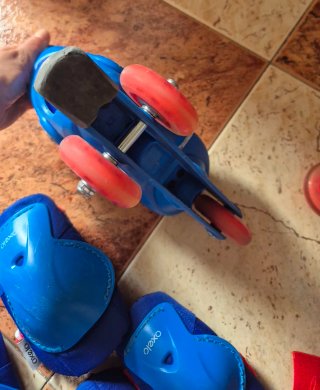 Casco y protecciones patinaje infantil azul