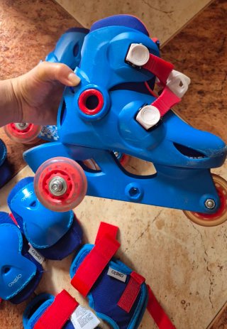 Casco y protecciones patinaje infantil azul