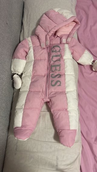 Buzo bebé niña Guess rosa y blanco