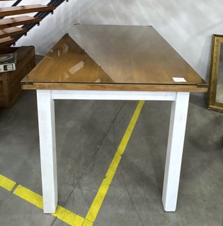 MESA DE COMEDOR CON 4 SILLAS