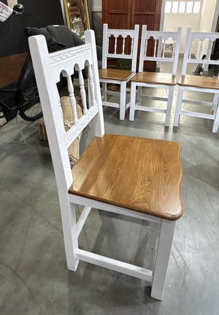 MESA DE COMEDOR CON 4 SILLAS