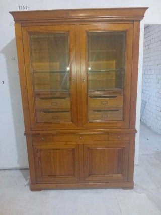 Armario de salón de madera y cristal