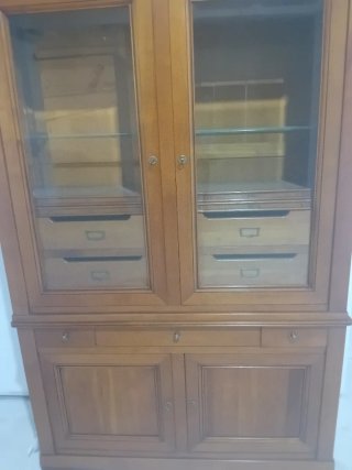 Armario de salón de madera y cristal