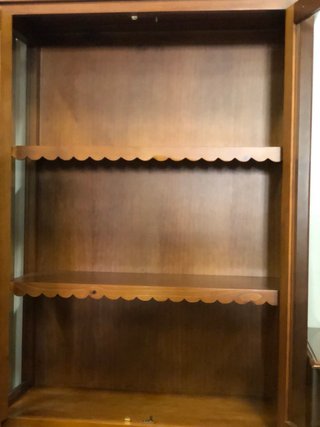 Vitrina de madera con puertas de cristal