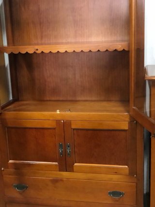 Vitrina de madera con puertas de cristal