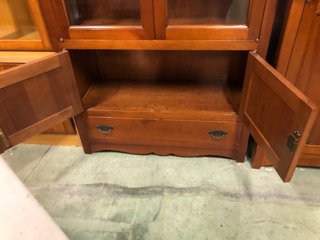 Vitrina de madera con puertas de cristal