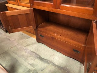 Vitrina de madera con puertas de cristal