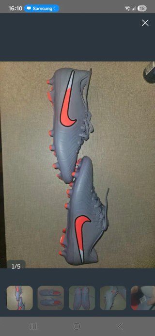 Botas de fútbol Nike grises y naranjas talla 44,5