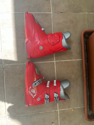 Botas de esquí rojas