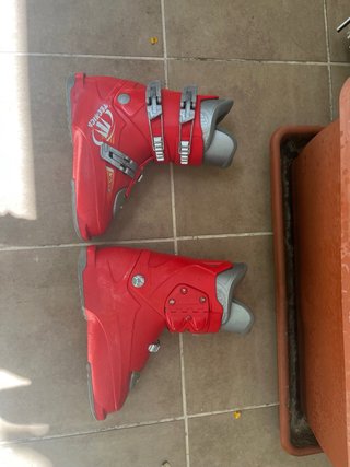 Botas de esquí rojas
