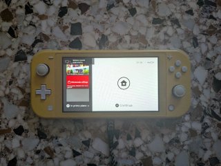 Nintendo Switch Lite Giallo con custodia e cavo