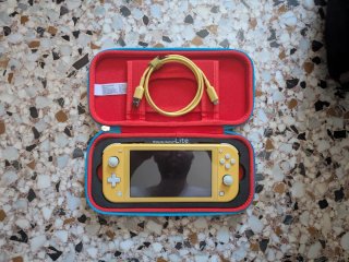 Nintendo Switch Lite Giallo con custodia e cavo