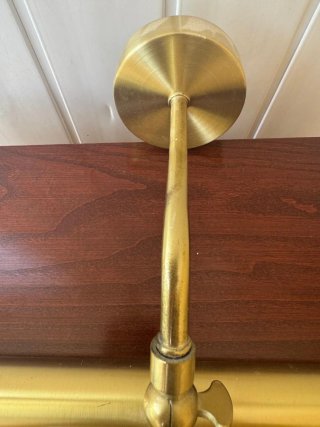 Lámpara de pared dorada de metal