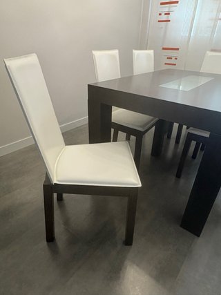 Mesa comedor gris y 6 sillas blancas