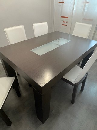 Mesa comedor gris y 6 sillas blancas