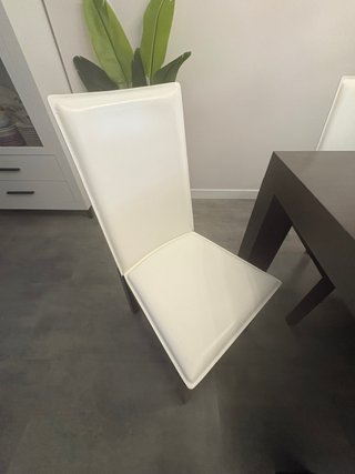 Mesa comedor gris y 6 sillas blancas