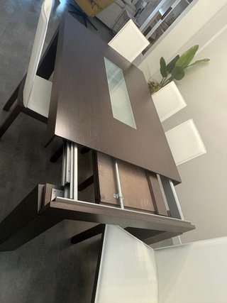 Mesa comedor gris y 6 sillas blancas
