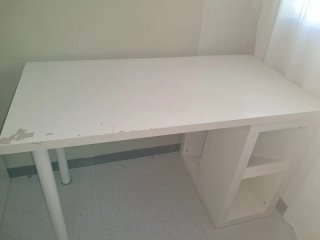 Escritorio blanco con estanterías
