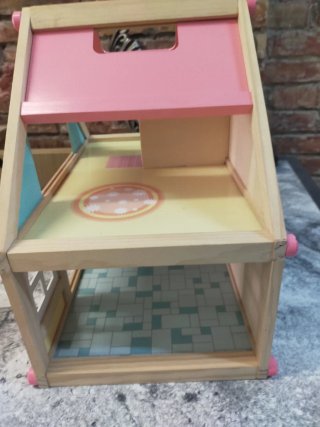 Casa de muñecas de madera