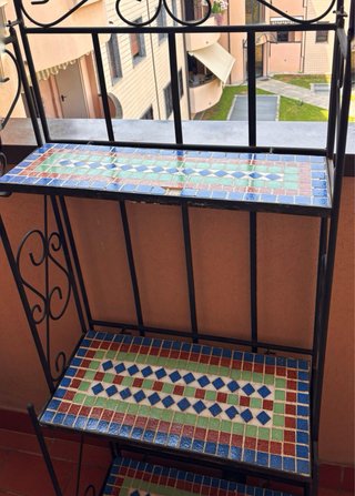 Étagère in ferro battuto con mosaico