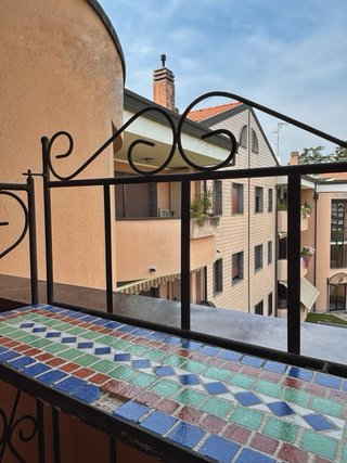 Étagère in ferro battuto con mosaico