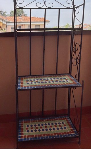 Étagère in ferro battuto con mosaico