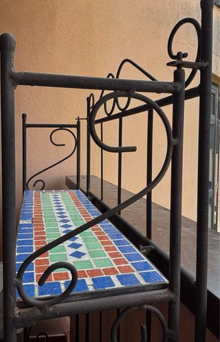 Étagère in ferro battuto con mosaico