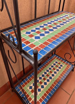 Étagère in ferro battuto con mosaico