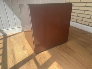Mueble de madera con puerta