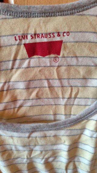 Camiseta Levi's de rayas amarillas y blancas
