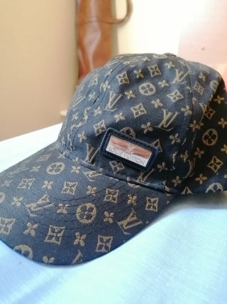 Gorra Louis Vuitton Monogram Negra y Dorada