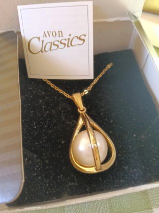 Collar Avon Classics con perla dorada