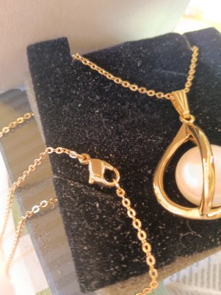 Collar Avon Classics con perla dorada